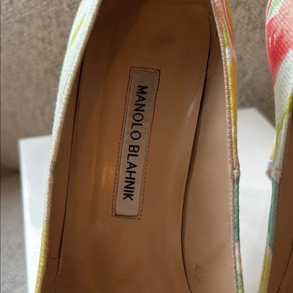 Manolo Blahnik BB 105 Pumps - Picture 7 of 13